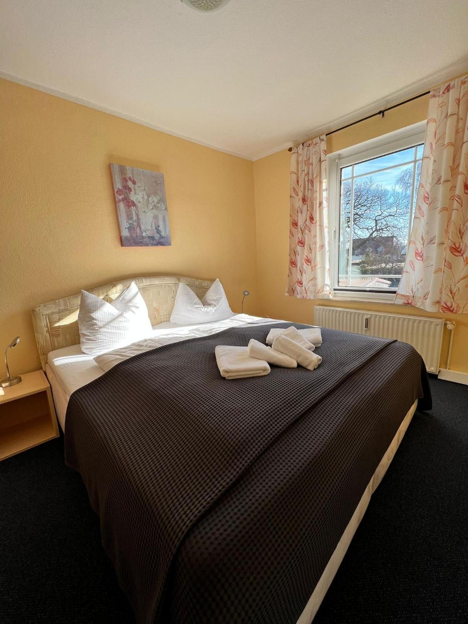 Hotel-Pension Zur Mole Wiek auf Ruegen Exterior photo